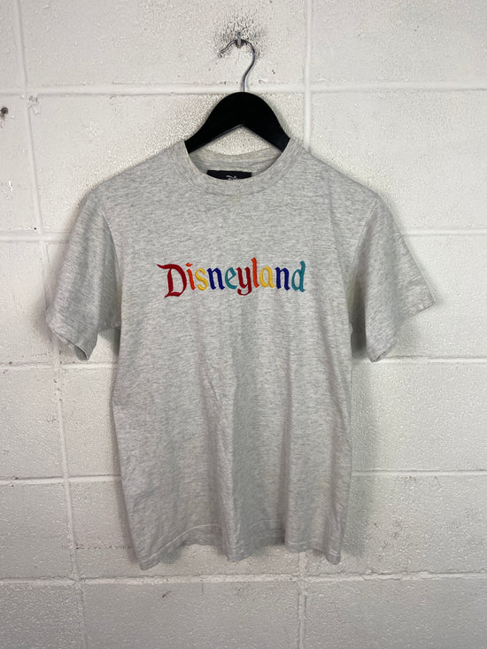 Load image into Gallery viewer, VTG Disneyland Embroidered Spellout Tee Sz S/M
